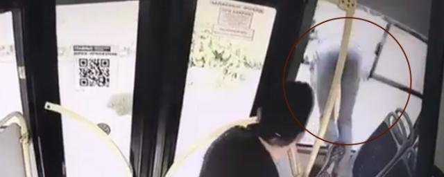 В Твери безбилетник ушел от контролера через окно автобуса - видео