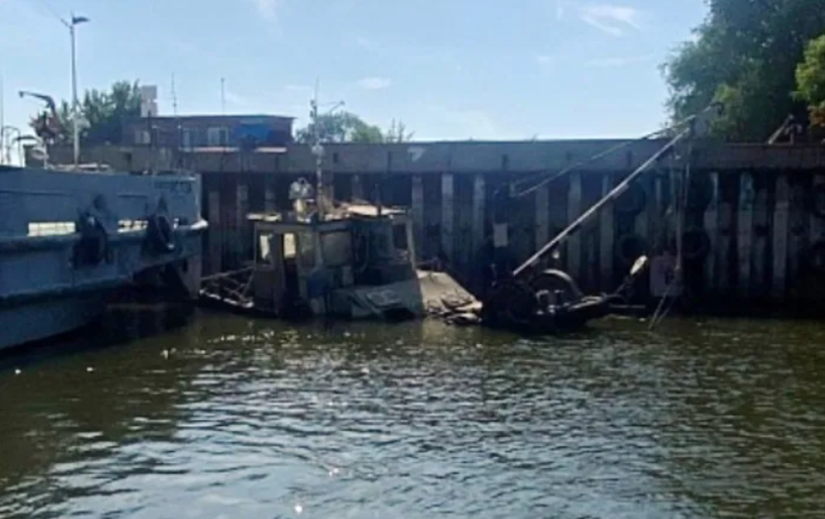 В Астрахани в реке обнаружили затопленное ржавое судно