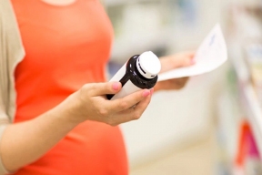 Врач Намазова-Баранова предупредила об опасности приема антибиотиков во время беременности