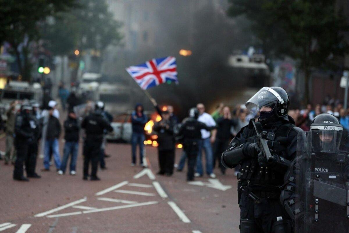 В Великобритании протестующие вступили в бои с сотрудниками полиции