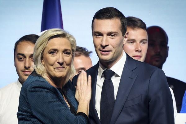 Песков назвал закономерной победу правых на выборах во Франции