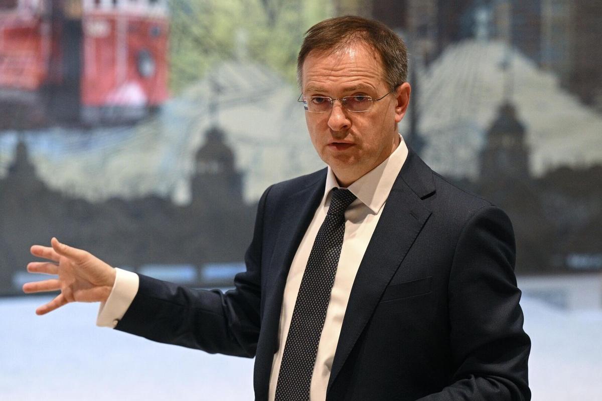 Песков: Россия устанавливает источники угроз семье Мединского