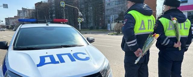 В Адыгее инспекторы ГИБДД вручали цветы женщинам-водителям