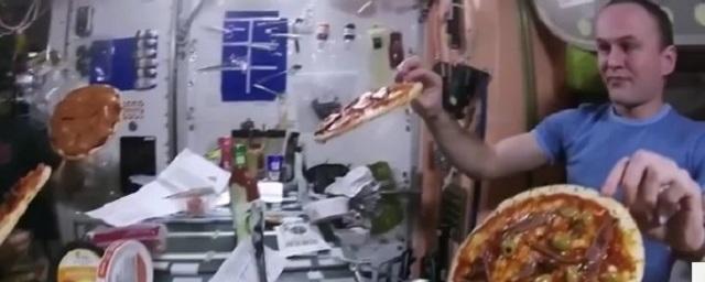 Экипаж МКС приготовил пиццу в условиях невесомости