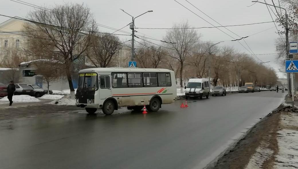 В Оренбурге автобус на переходе сбил двух девушек