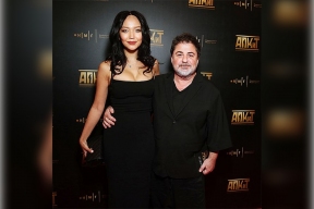 Александр Цекало и его жена Дарина Эрвин прилетели в Россию