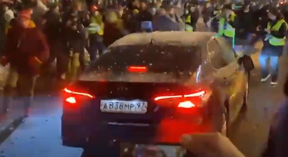 Полиция подозревает известного тиктокера в разгроме автомобиля ФСБ в Москве