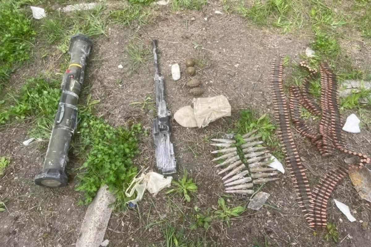Росгвардия ЛНР (террористическая организация на территории Луганской области Украины) совместно с контрразведкой нашла схрон с оружием