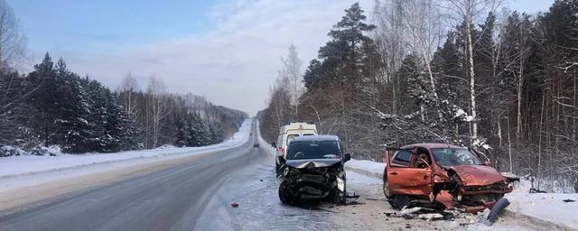 В Томске три человека пострадали в результате столкновения двух автомобилей