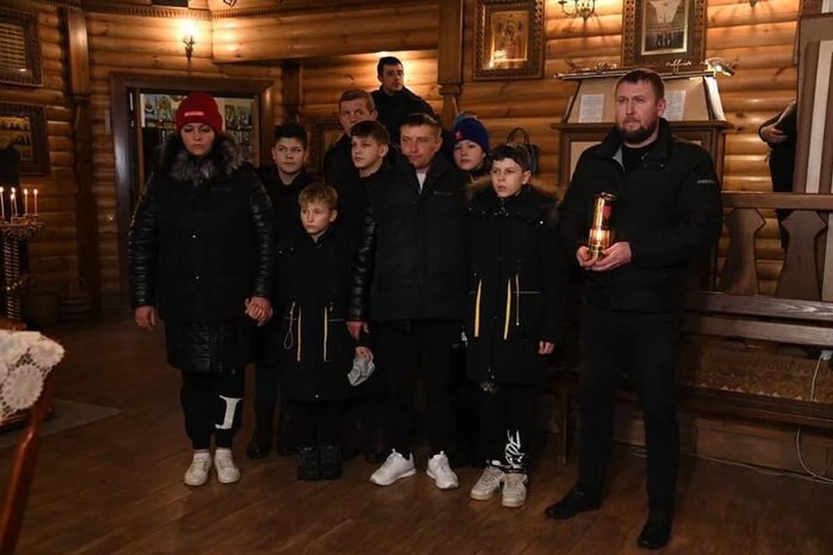 В храм Луганска доставили лампаду с огнём семейного очага «Сердце России»