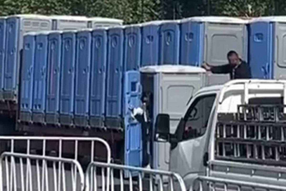 Невероятное путешествие: в Китае женщину перевезли в туалете по автомагистрали