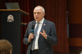 «Вологжане – главный двигатель развития»: Спикер Заксобрания Роман Заварин обсудил с жителями микрорайона Бывалово итоги реализации Народной программы