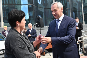 Губернатор Новосибирской области Андрей Травников перед началом учебного года передал ключи от машин 27 семьям с семью и более детьми