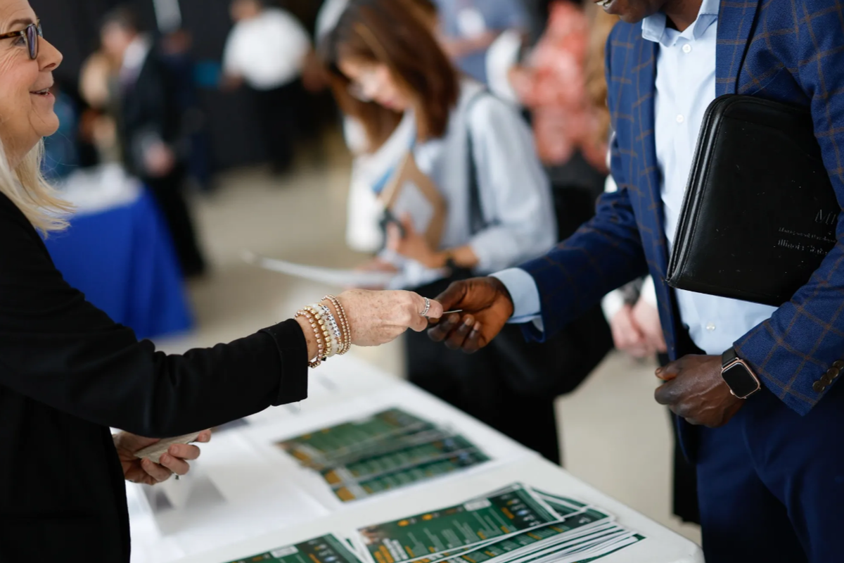 Дефицит кадров в США: количество вакансий сокращается