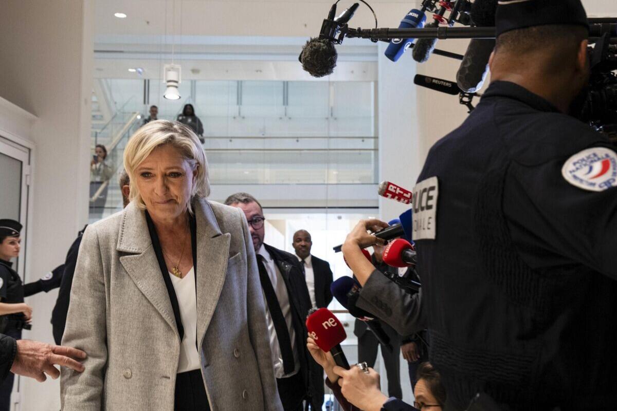 Суд Парижа признал Марин Ле Пэн виновной в растрате средств Европарламента