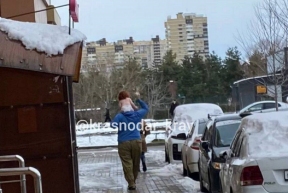 В Краснодаре полиция ищет одетого по погоде мужчину, гулявшего с голым ребенком на морозе