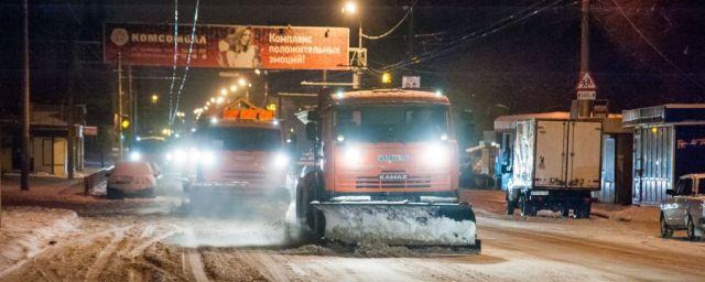 В Волгограде 76 спецмашин всю ночь убирали снег