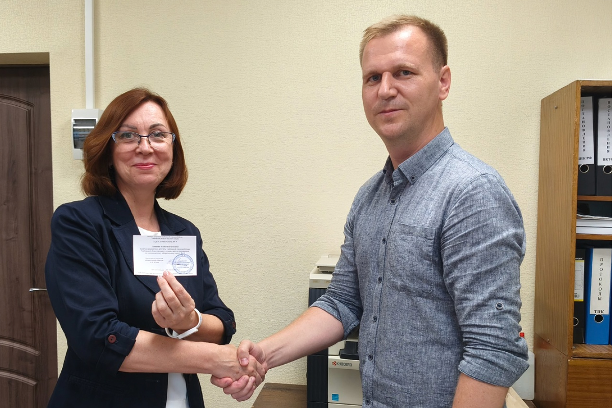 Председатель Тамбовской Гордумы Елена Леонова получила удостоверение кандидата в депутаты нового созыва