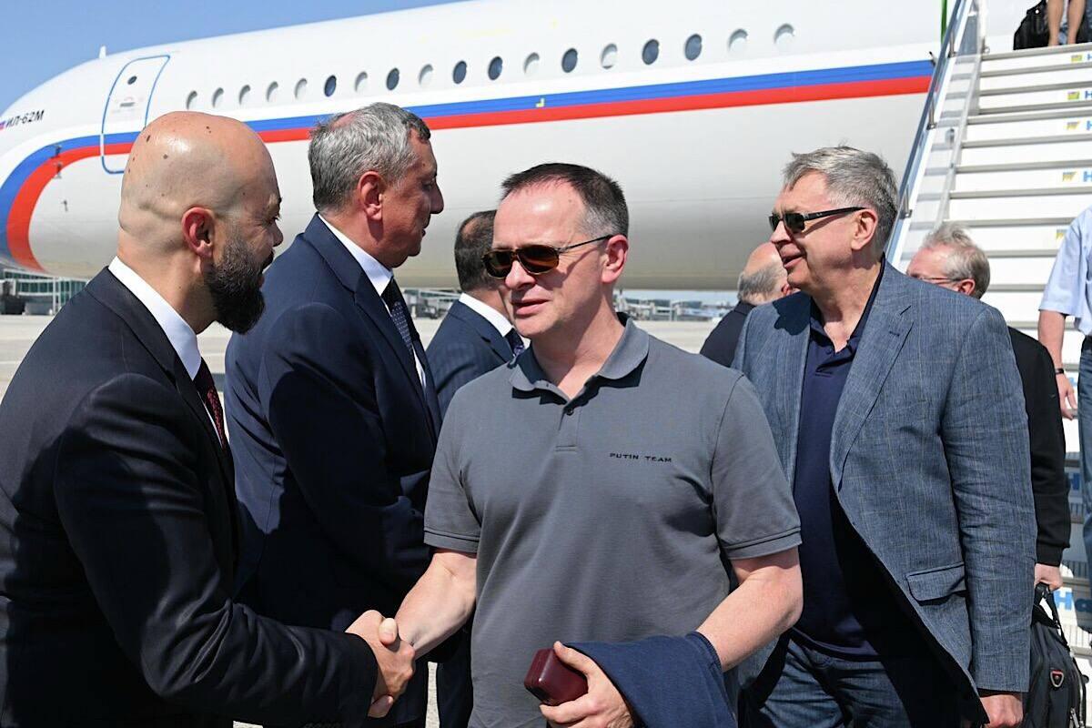 Мединский прибыл на переговоры в Стамбуле в футболке «Putin Team»