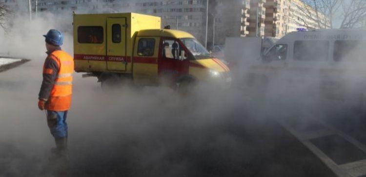В Петербурге на Народной улице прорвало трубу с горячей водой 
