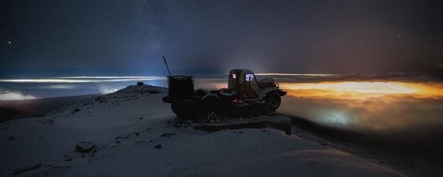 Пользователей соцсетей восхитил ночной снимок грузовика на горе в Мурманской области