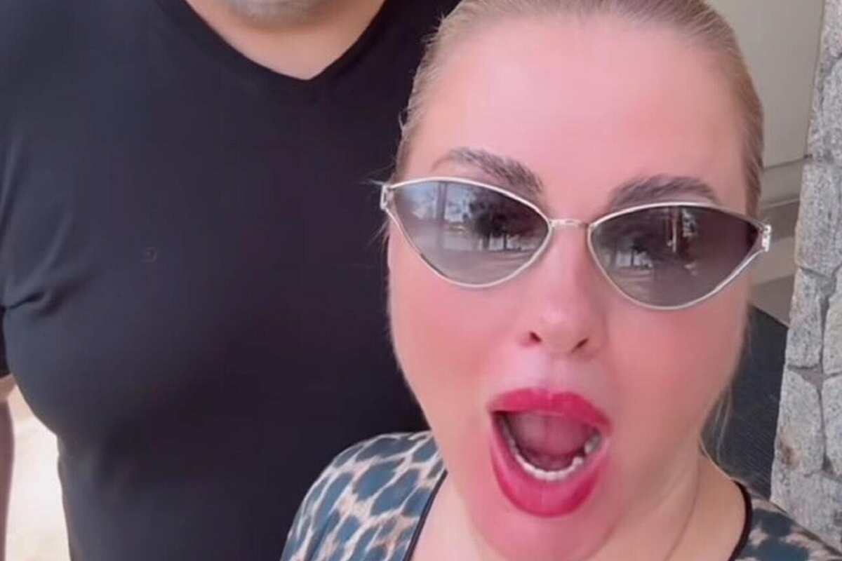 Анна Семенович отправилась в отпуск вместе с женатым возлюбленным Денисом