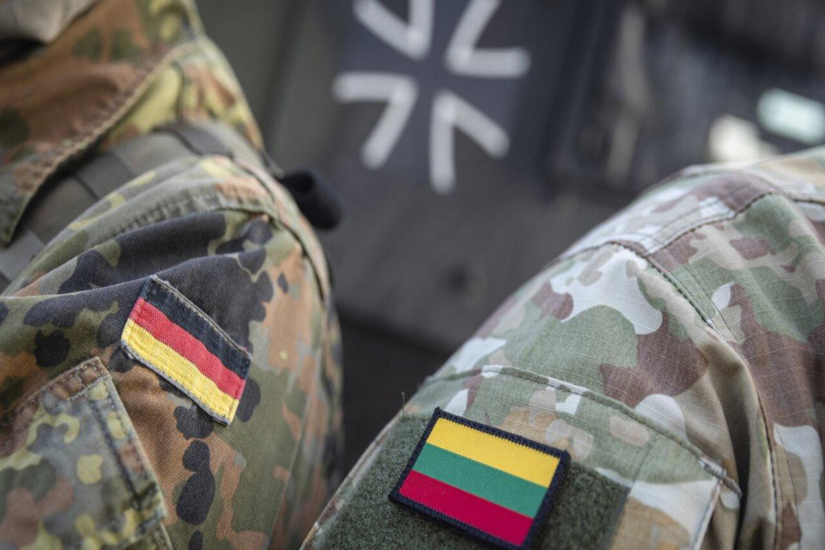 С нацистских времен впервые вооруженные подразделения ФРГ будут базироваться в другой стране