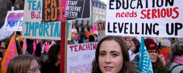 В центре Лондона проходит марш крупнейшей за десятилетие забастовки профсоюзов — Видео