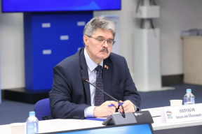 Спикер Магаданской облдумы Анатолий Широков поздравил муниципальные органы власти с Днем местного самоуправления