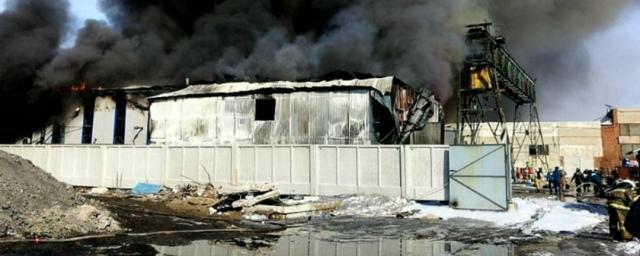 В Омске из-за пожара на литейно-механическом заводе обрушилась кровля