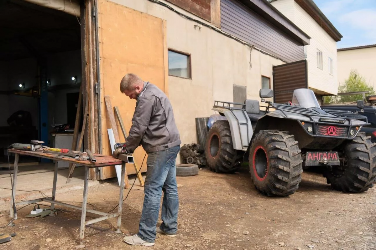 Иркутские мастера создали грузовик для бойцов СВО из отечественных деталей