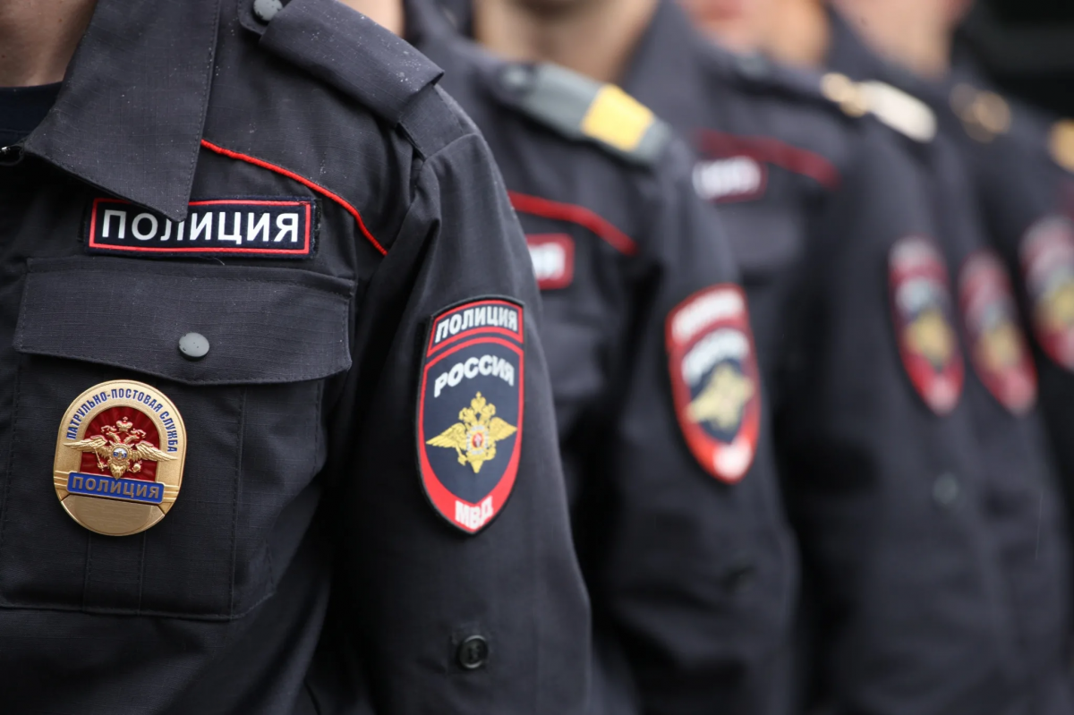 В Новосибирске полиции пришлось вмешаться из-за запертого в квартире на двое суток ребенка