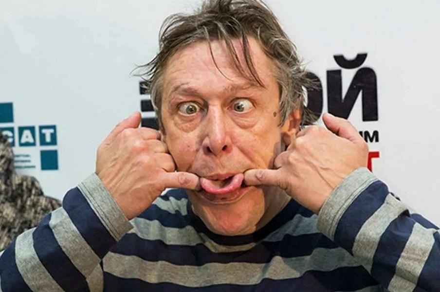 Встречались в колонии и разворотили квартиру: Михаил Ефремов перестал скрывать молодую любовницу. Как отреагировала его жена?