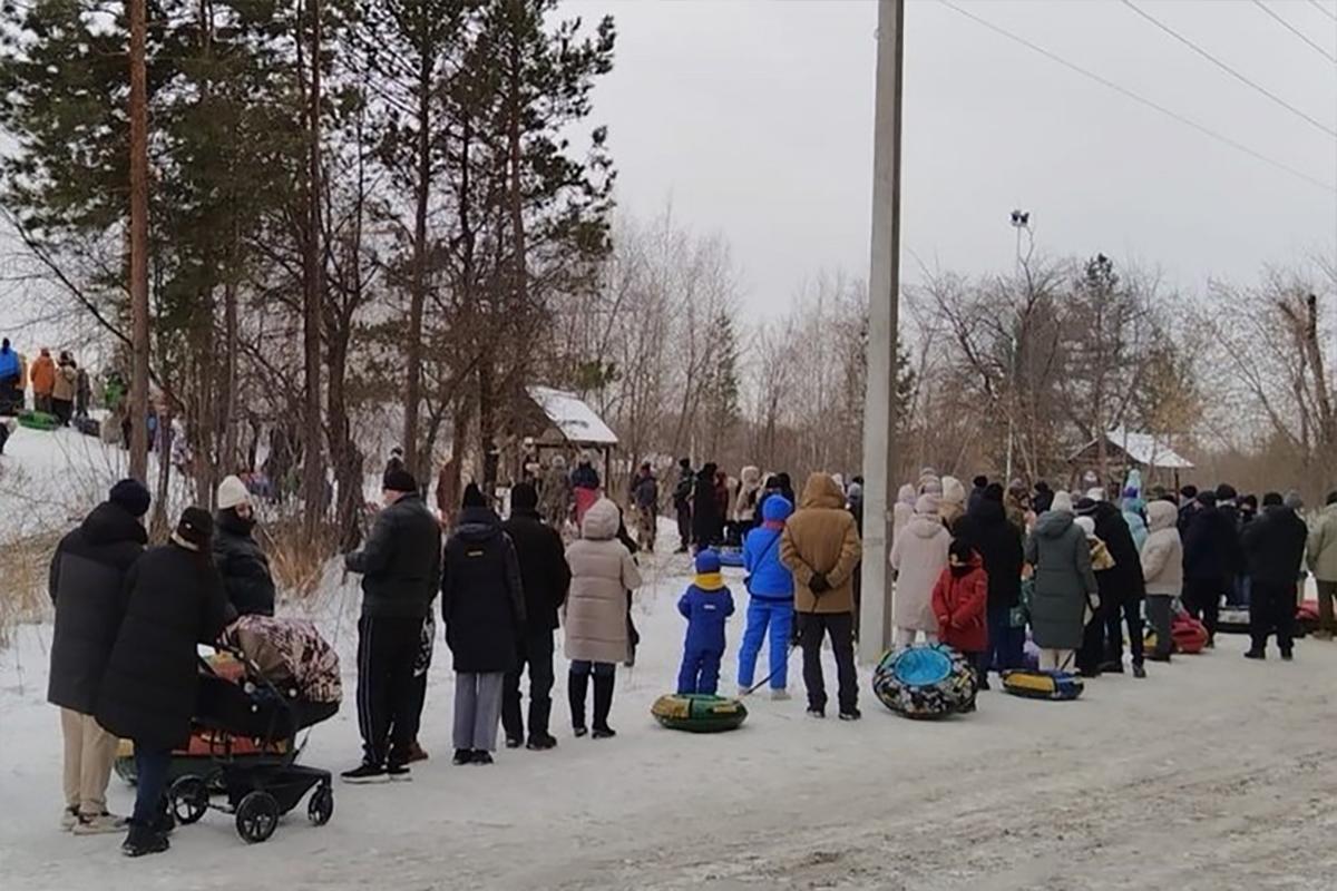 Новосибирцы стоят в огромных очередях, чтобы покататься на ватрушках