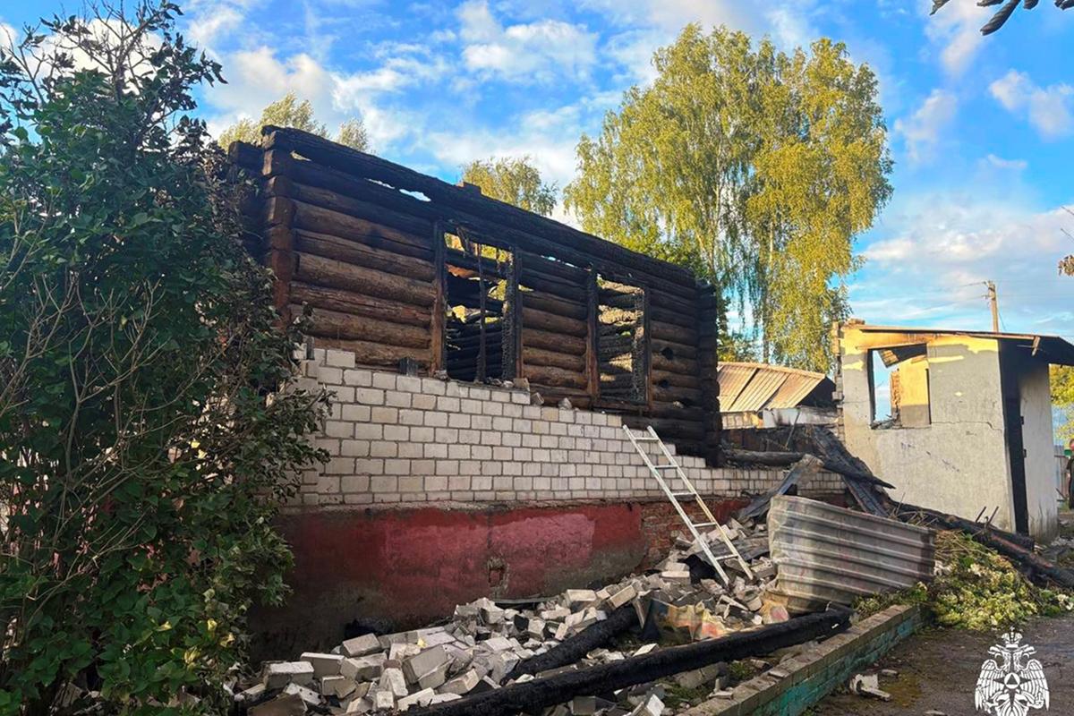 Бдительность ребенка спасла семью от огня: под Смоленском дотла сгорел дом