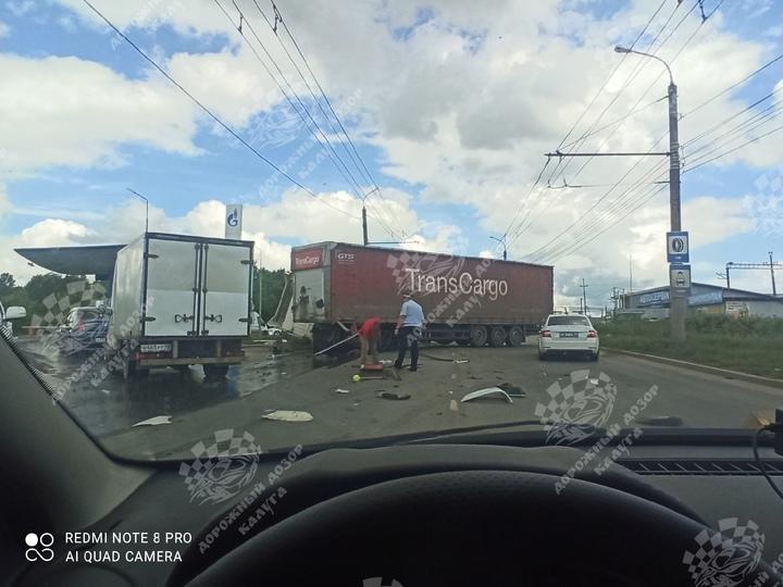 Из-за ДТП с участием фуры на улице Гурьянова в Калуге заблокировано движение