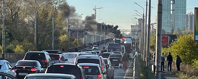 В Перми на Коммунальном мосту образовалась огромная пробка из-за столкновения трех авто