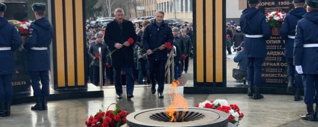 Депутаты Рязанской областной Думы возложили цветы к мемориалу погибшим в локальных войнах