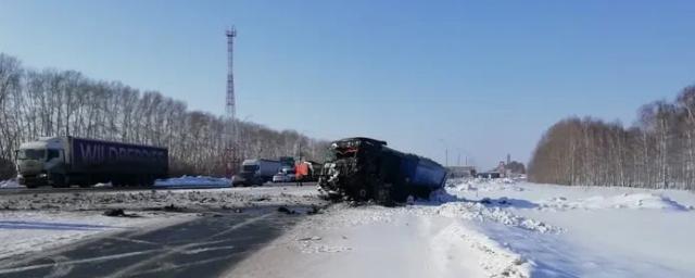 На трассе «Иртыш» под Новосибирском в лобовом ДТП погиб водитель «КамАЗа»