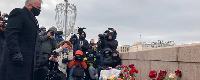 Западные послы возложили цветы к месту гибели Бориса Немцова
