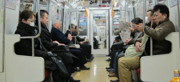 СМИ сообщили о возможной газовой атаке в метро Токио