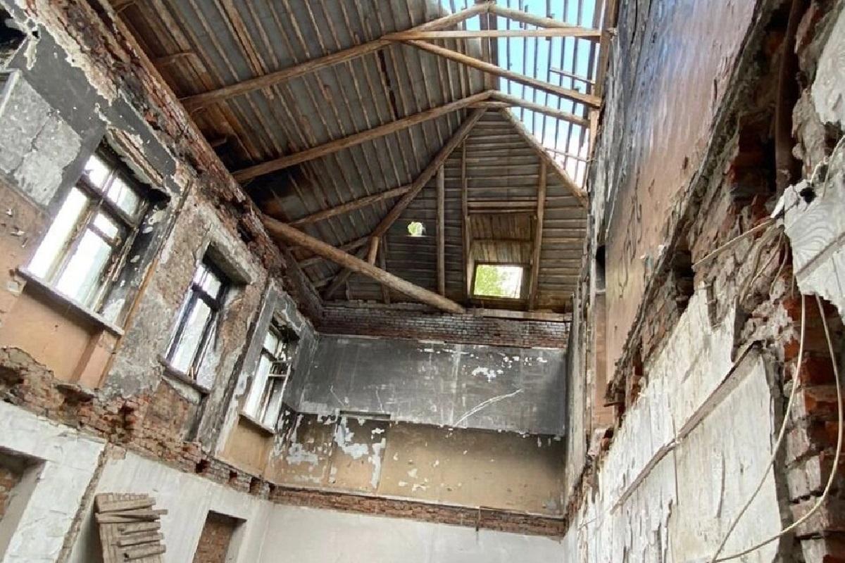 В Омске снова продают заброшенную школу №163