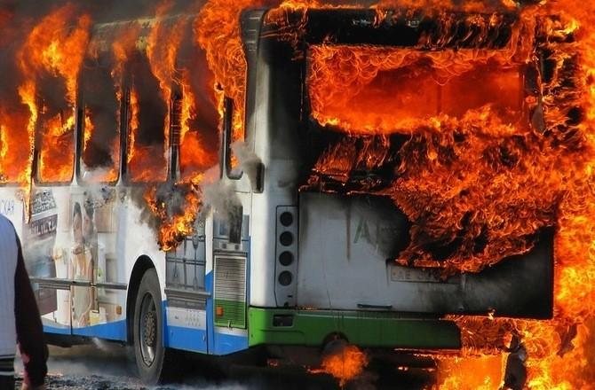 В Китае загорелся туристический автобус, погибли 26 человек
