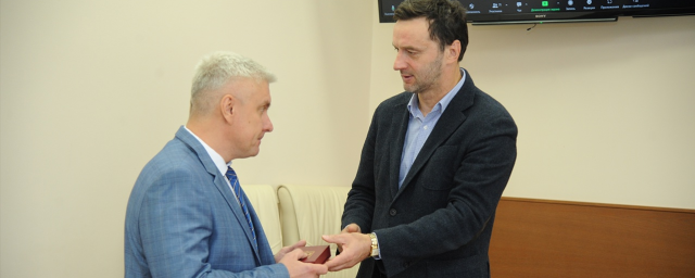 Глава Раменского г.о. Виктор Неволин вручил награды двум медикам