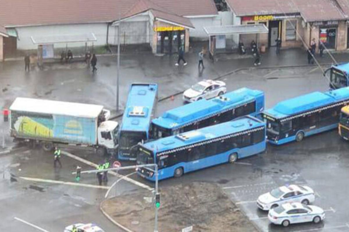 В Москве грузовой автомобиль с мёртвым водителем столкнулся с двумя автобусами