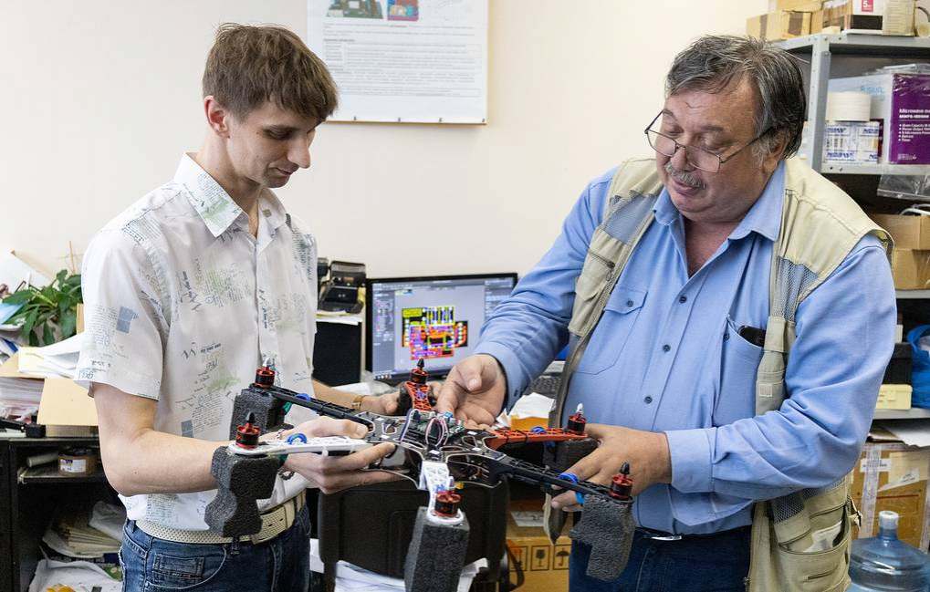 В Челябинске разработали универсальный контроллер для дронов и автопилотов