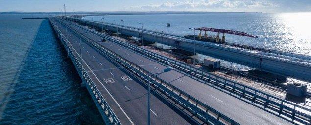 На Крымском мосту монтируют стойки освещения железнодорожной части