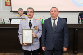 Председатель Думы Астраханской области Игорь Мартынов вручил благодарственные письма сотрудникам МВД в честь Дня полиции