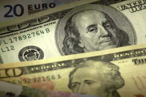 Официальный курс доллара упал ниже отметки в 78 рублей