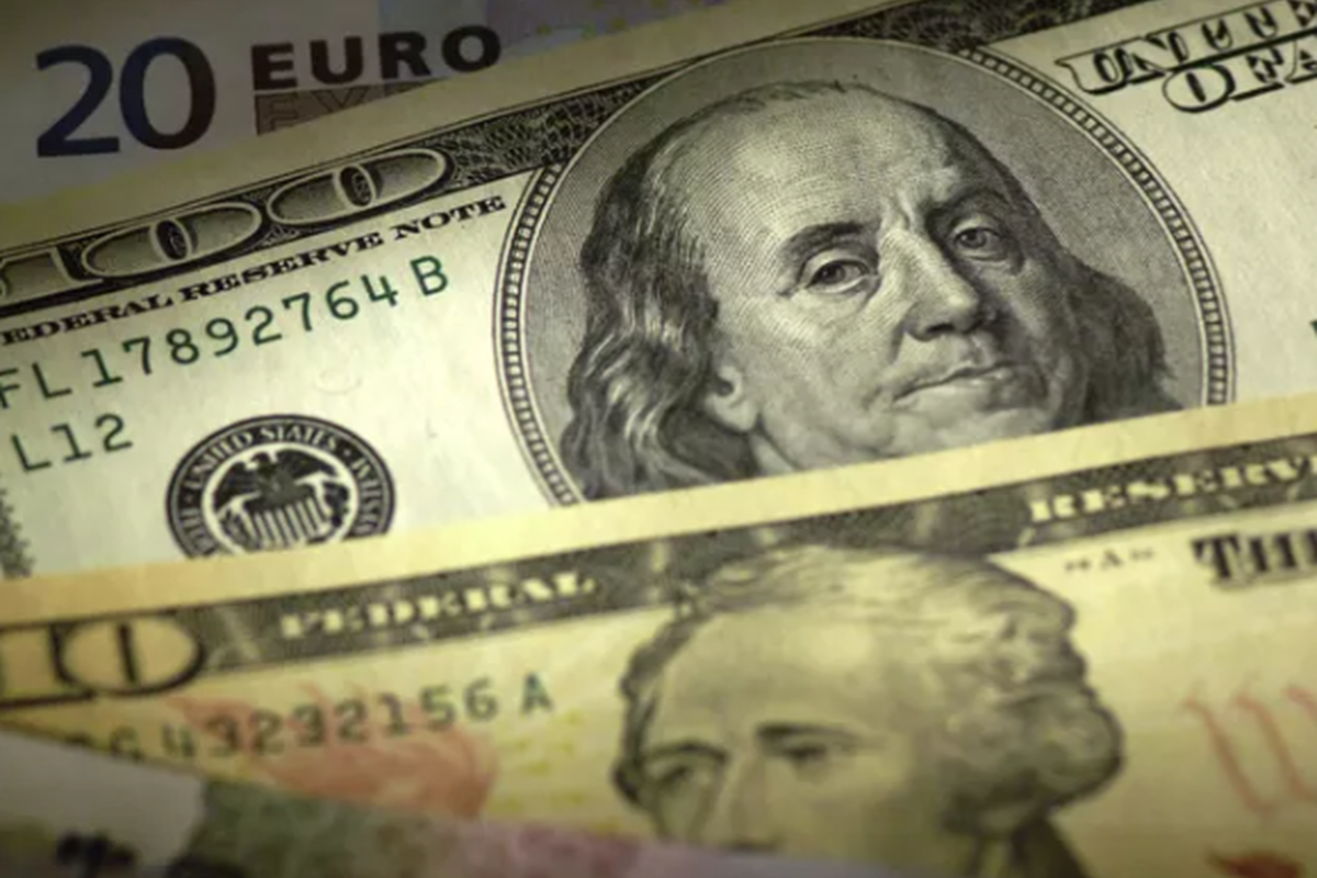 Официальный курс доллара упал ниже отметки в 78 рублей